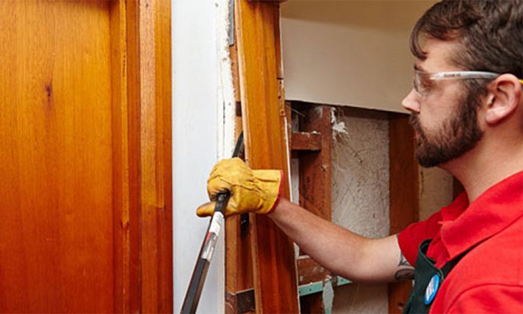 Dismantling of interior doors with their hands