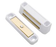 Magnetic door latch