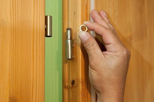 Squeaky door hinge - What lubricant to use to silence squeaking door hinges