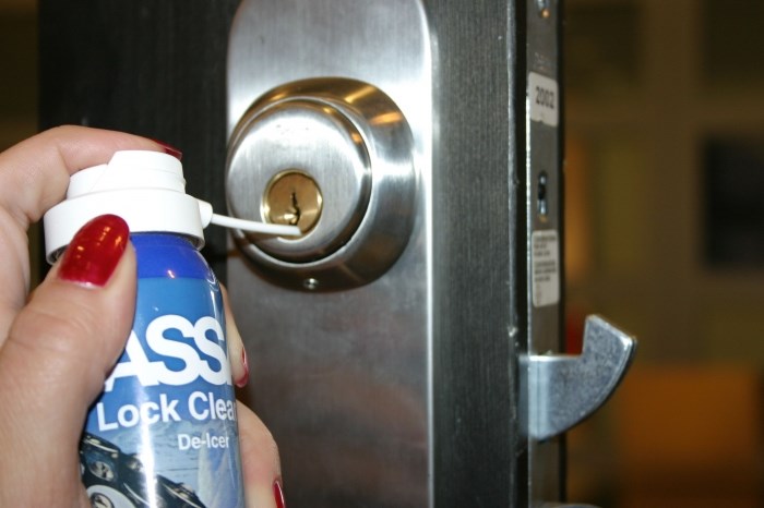 How to lubricate the door lock with their hands