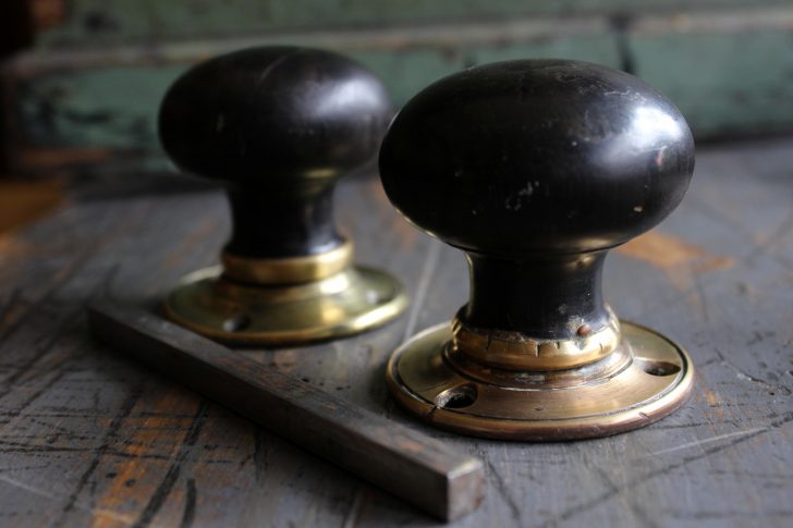 Antique wooden door knobs 728x485 - Vintage Door Knobs