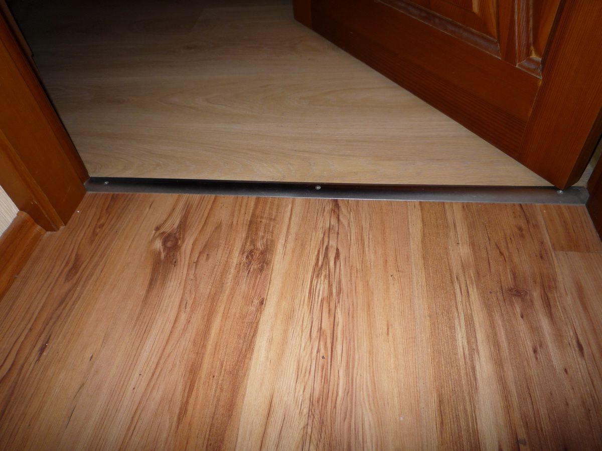 Gaps between door leaf and floor