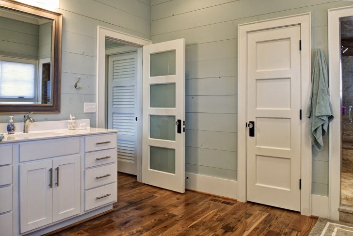White interior doors with black handles 728x487 - White Interior Doors in Apartment Design