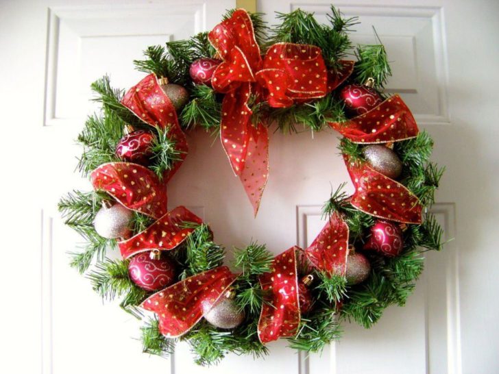 Christmas wreath on the door 728x546 - Make a New Year Wreath on a Door with your own hands