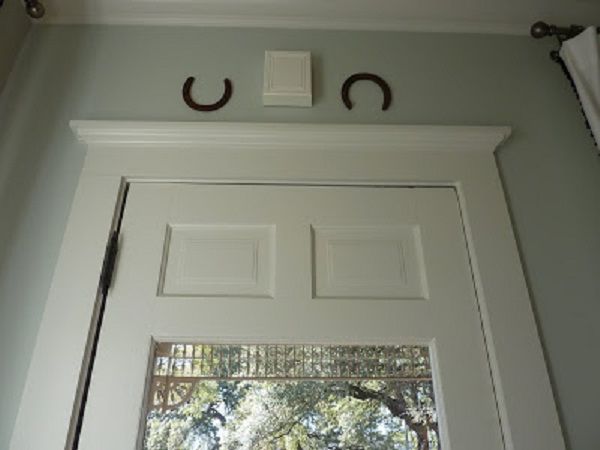 Lucky horseshoe interior decorating - How to hang a Horseshoe over a Door