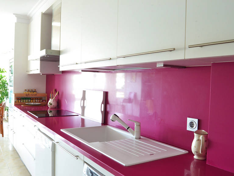 High-Tech kitchen – bright crimson splashback