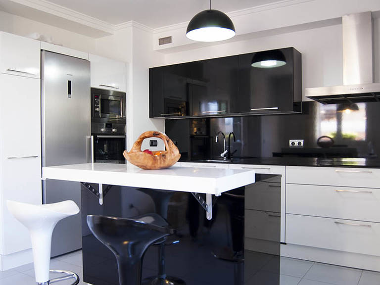 High tech kitchen design – Glossy black facades create an emphatically rigorous design