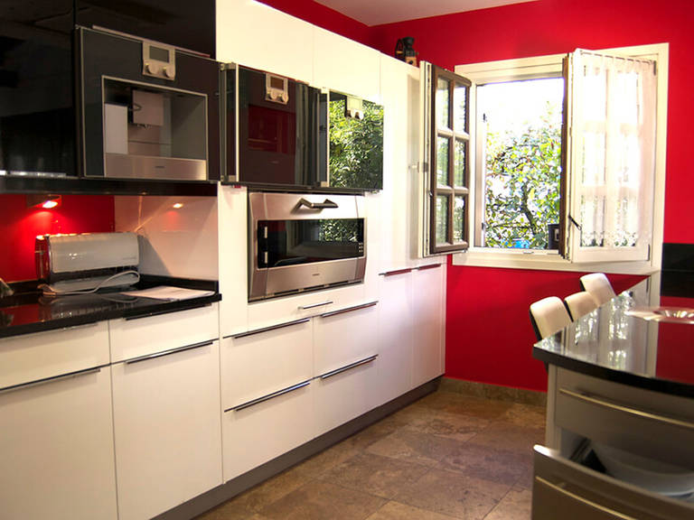 High tech kitchen design idea – Red, black and white color