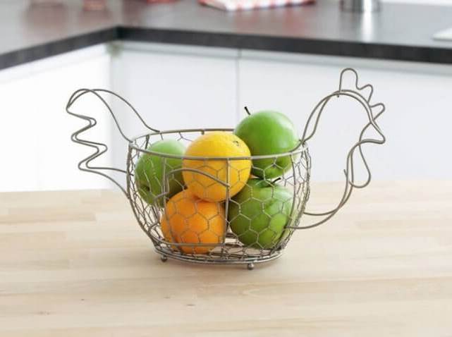 Kitchen decor in country style – decor items with chicken