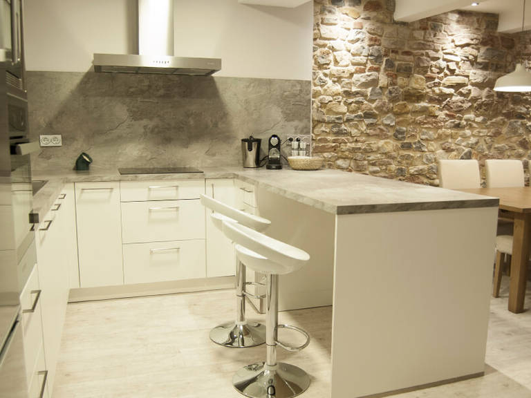 White bar stools and white cabinets – Kitchen High-tech Style