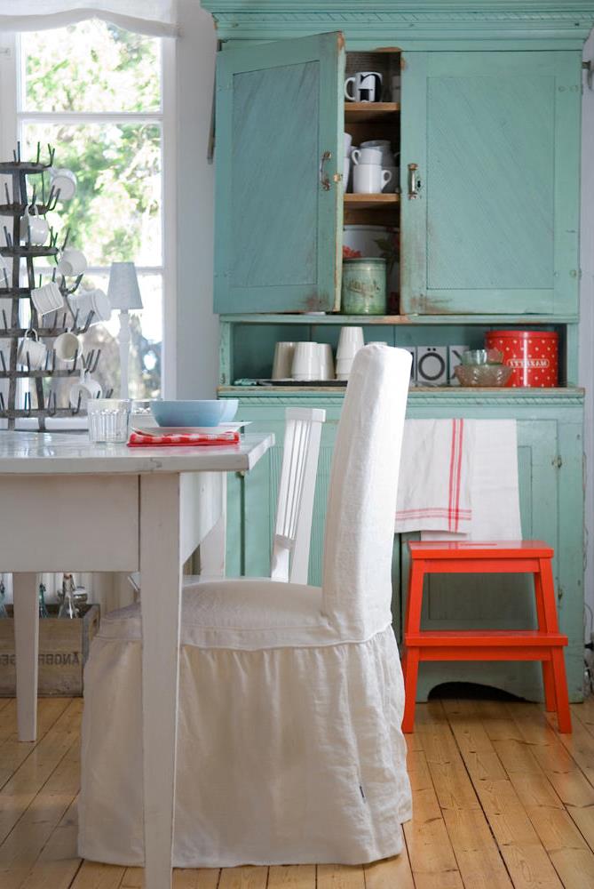 White chair covers in the kitchen in country style